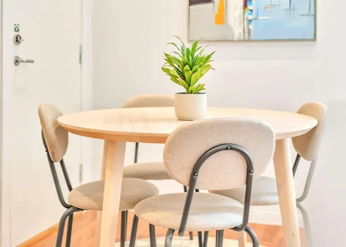 Heimby - Roomy W Free Parking And Seaview Apartament